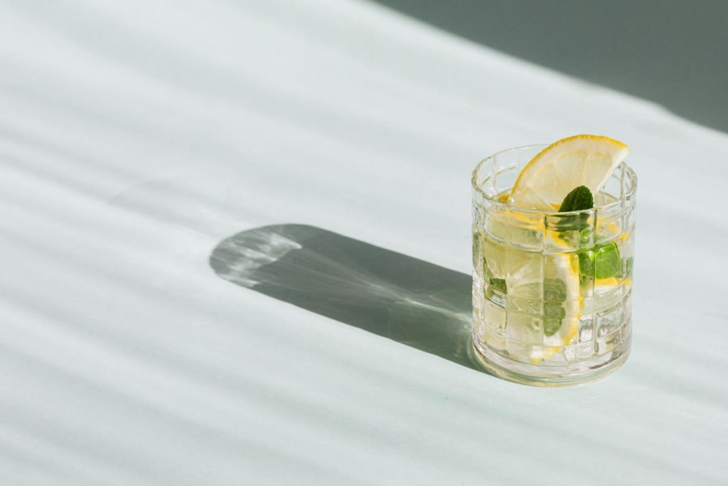 beneficios agua con limon