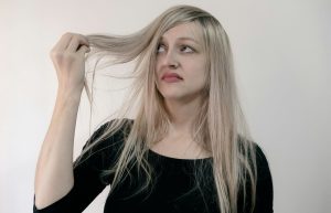 mujer cabello apagado preocupada